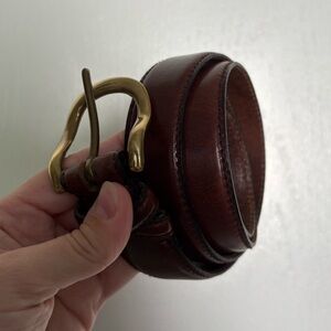 Kenneth Cole Men’s Leather Belt. Five Holes for Adjustable Sizing.